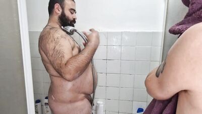 Jugando en la ducha con nuestras pollas