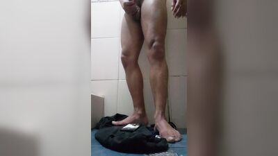 cachondo en el baño sacando el semen