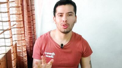 El mejor amigo de mi hermano me encuentra metiendome un Dildo y termina penetrandome con sus 19 cm