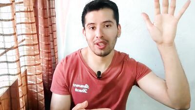 El mejor amigo de mi hermano me encuentra metiendome un Dildo y termina penetrandome con sus 19 cm