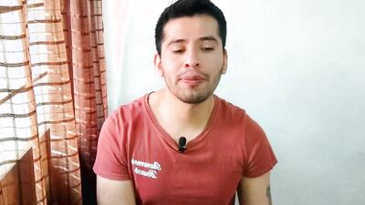 El mejor amigo de mi hermano me encuentra metiendome un Dildo y termina penetrandome con sus 19 cm