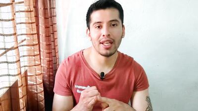 El mejor amigo de mi hermano me encuentra metiendome un Dildo y termina penetrandome con sus 19 cm