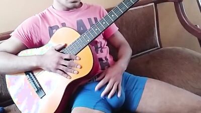 latino cantante se pajea y eyacula cayendo todo el semen sobre su guitarra