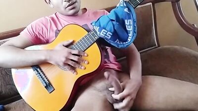 latino cantante se pajea y eyacula cayendo todo el semen sobre su guitarra