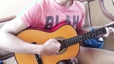 latino cantante se pajea y eyacula cayendo todo el semen sobre su guitarra