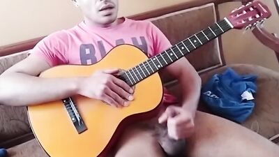 latino cantante se pajea y eyacula cayendo todo el semen sobre su guitarra
