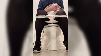 Ladyboy was voyeurism masturbating in public toilet - 公衆トイレでオナニー