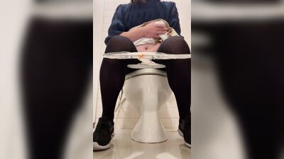 Ladyboy was voyeurism masturbating in public toilet - 公衆トイレでオナニー