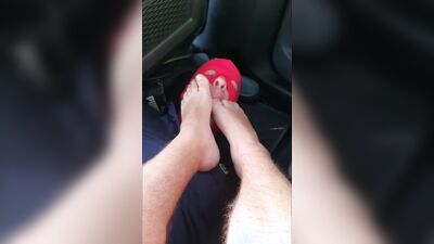 Mon soumis me renifle et lèche les pieds en voiture