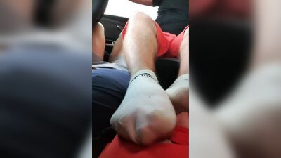 Mon soumis me renifle et lèche les pieds en voiture