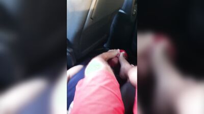 Mon soumis me renifle et lèche les pieds en voiture