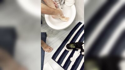 Herrytheking washes her feet and cuts her nails after an hour of running
