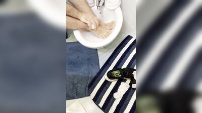 Herrytheking washes her feet and cuts her nails after an hour of running