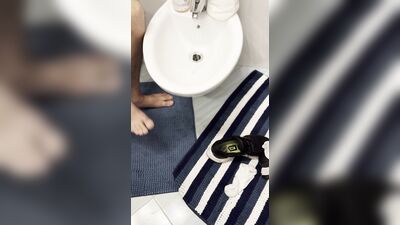 Herrytheking washes her feet and cuts her nails after an hour of running