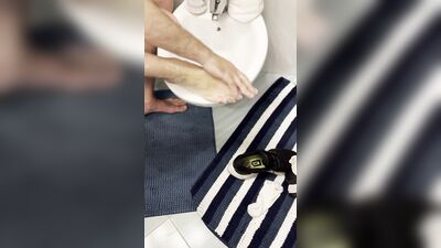 Herrytheking washes her feet and cuts her nails after an hour of running