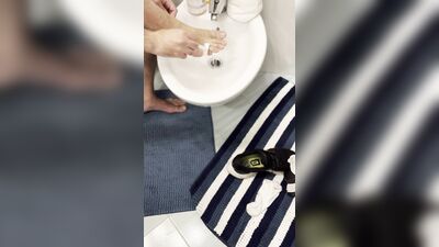 Herrytheking washes her feet and cuts her nails after an hour of running
