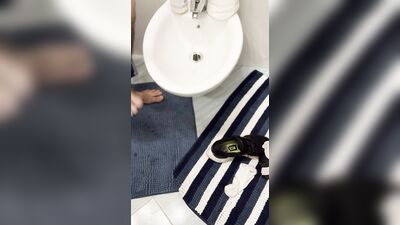 Herrytheking washes her feet and cuts her nails after an hour of running