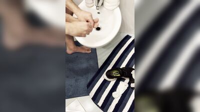 Herrytheking washes her feet and cuts her nails after an hour of running
