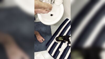 Herrytheking washes her feet and cuts her nails after an hour of running