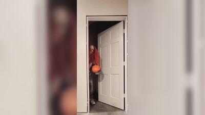 Insane clown with a Big Cock shows tricks and gives Big Cumshot treats