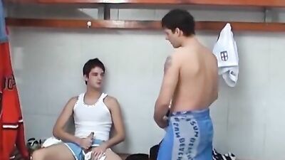 Euro gays Pablo Thomas and Tobias Bianco fuck in locker room