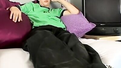 Smooth twinks masturbate while showing off their feet