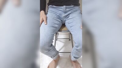 I held it while I was sitting in a chair watching a video, so I held back, but it leaked...