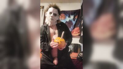 Michael Myers destroys adorable Pumpkin on Halloween