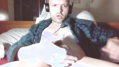JERKING OFF LIVE AND DROPPING CUM ON LEG