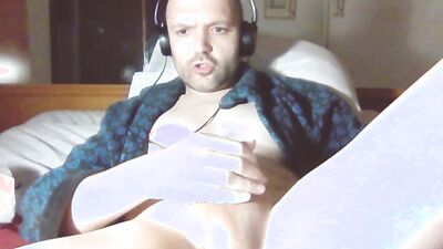 JERKING OFF LIVE AND DROPPING CUM ON LEG