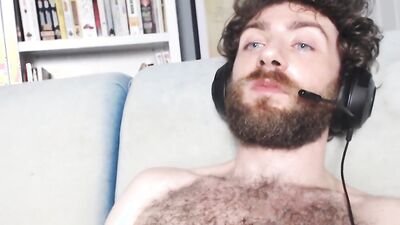 Hairy Daddy wants to fuck a tight hole