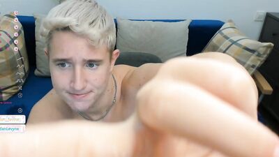 SUCKING FINGERS with MORE SPLIT - Christian Levine
