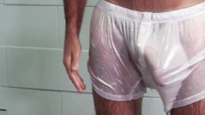 Dude gives his mate a nice juicy bj under the shower