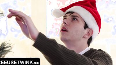 FreeUse Stepbrothers Dakota And Danny Work Tirelessly To Decorate Their Beloved Christmas Tree