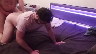 Daddy bear came to fuck the twink anonymously and blindfolded