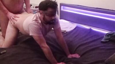 Daddy bear came to fuck the twink anonymously and blindfolded