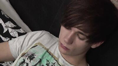 Adorable twink Jaye Elektra spanks his erect tool solo