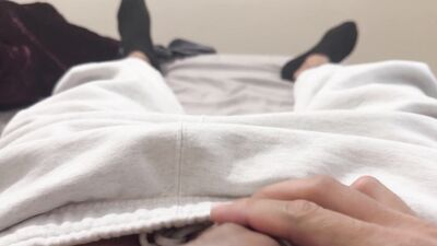 Joven vergon Se masturba despacio hasta que suelta toda su leche