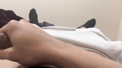 Joven vergon Se masturba despacio hasta que suelta toda su leche