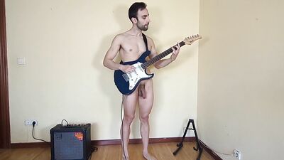 TOCO la GUITARRA completamente DESNUDO ????????????