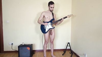 TOCO la GUITARRA completamente DESNUDO ????????????