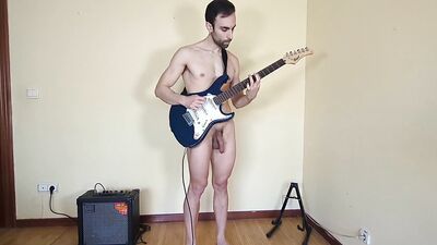 TOCO la GUITARRA completamente DESNUDO ????????????