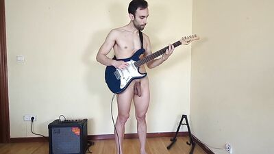 TOCO la GUITARRA completamente DESNUDO ????????????