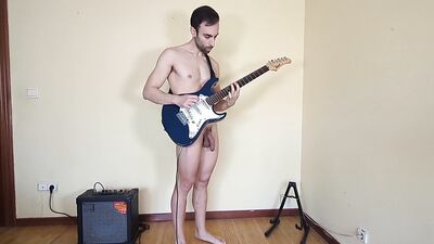 TOCO la GUITARRA completamente DESNUDO ????????????