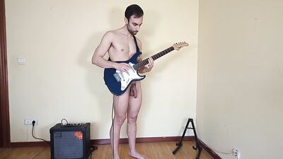 TOCO la GUITARRA completamente DESNUDO ????????????