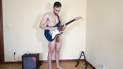TOCO la GUITARRA completamente DESNUDO ????????????