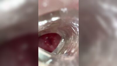 4K POV Twink nærmer sig orgasme med en gennemsigtig masturbator og skyder sin sæd