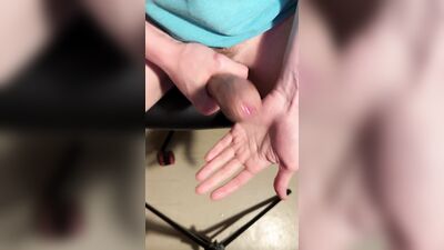 4K POV Twink nærmer sig orgasme med en gennemsigtig masturbator og skyder sin sæd