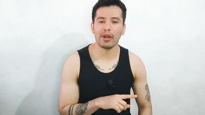 Jovencito twink de 21años le da sexo oral a la vergota de tio de su mejor amiga!
