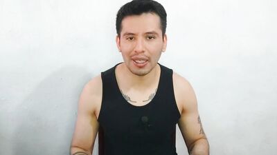 Jovencito twink de 21años le da sexo oral a la vergota de tio de su mejor amiga!